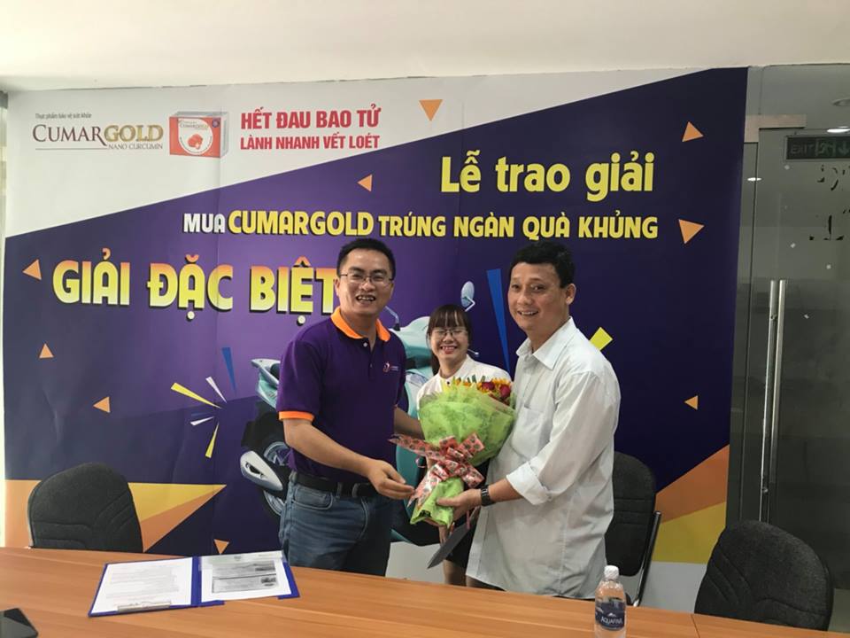 Anh Phương Thanh Tùng trong lễ trao giải trúng thưởng xe SH Mode của nhãn hàng CumarGold