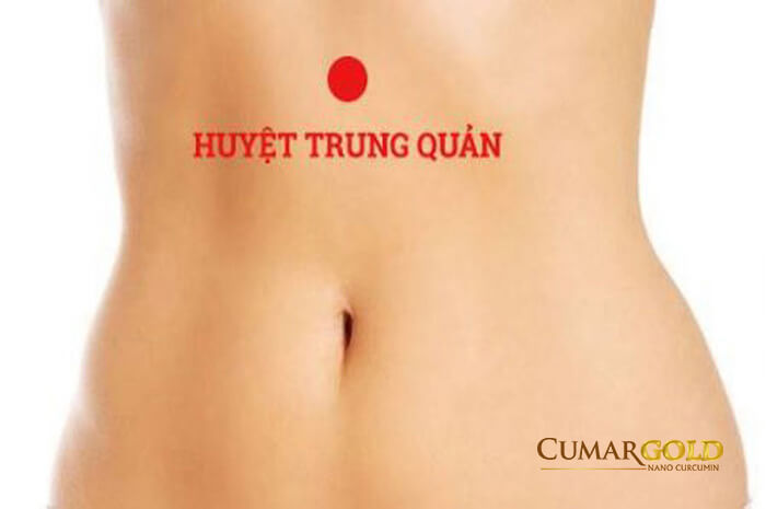 Trị đau dạ dày tại huyệt trung quản nằm thẳng trên rốn